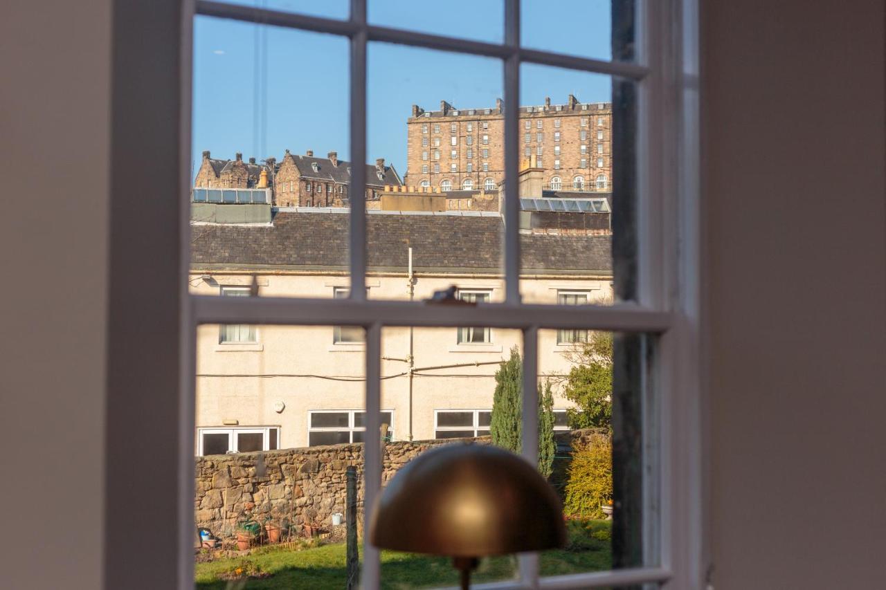 Lovely Apartment Beneath Edinburgh Castle Exterior foto