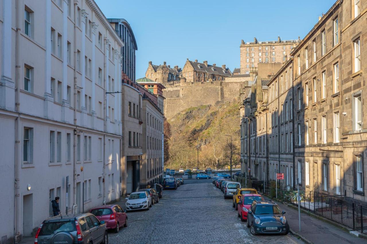 Lovely Apartment Beneath Edinburgh Castle Exterior foto